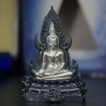 พระพุทธชินราช ภปร. โครงการเพราะแผ่นดินนี้คือแผ่นดินเกิด เนื้อเงินชุบทองคำขาวซุ้มรมดำ ปี2551 ขนาดหน้าตัก1/2นิ้ว(3.5*2.5ซม.)ประกอบพิธี ณ พระอุโบสถ วัดพระศรีรัตนศาสดาราม(วัดพระแก้ว)และพระวิหารวัดพระศรีรัตนมหาธาตุวรมหาวิหาร(จ.พิษณุโลก)(สวยงามหายาก)1ใน5000องค์