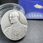 เหรียญ ร.9 เฉลิมพระเกียรติ 72 พรรษา 3 มิติโฮโลแกรม(รุ่นแรก) เหรียญนิเกิ้ลเคลือบเงิน 999(ชุบเงินรมดำ)(ผลิตจากโรงงานกษาปณ์ฮูกานินทร์ ประเทศสวิสเซอร์แลนด์) (สภาพสวยเดิมพร้อมซองบรรจุเดิม)หมายเลข11688(เลขสวย)