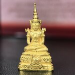 พระแก้วมรกต ภปร.(รุ่นแรก) ปี2545 จัดสร้างในมหาวโรกาส พระบาทสมเด็จพระเจ้าอยู่หัวรัชกาลที่ 9 ครบรอบ 75 พรรษา และฉลองกรุงรัตนโกสินทร์ครบ 220 ปี พิมพ์ลอยองค์เล็ก เนื้อทองคำบริสุทธิ์ 96.5%(6.5กรัม) ขนาด 10*19 มม. พร้อมกล่องเดิมสวยครบสมบูรณ์(1ใน2000องค์)หายาก