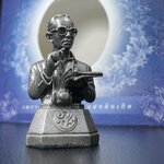 พระบรมรูปพระบาทสมเด็จพระเจ้าอยู่หัวรัชกาลที่ 9(ทรงงาน) ภปร. รุ่นเพราะแผ่นดินนี้คือแผ่นดินเกิด ปี 2551 ขนาดสูง 1 นิ้ว เนื้อบรอนซ์ชุบเงินรมดำ(ด้านหน้า ฐานพระบรมรูปฯ ประดิษฐานอักษรพระปรมาภิไธย ภ.ป.ร.)นิยมหายาก