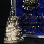 พระกริ่งไพรีพินาศ ภปร. รุ่นแรกของประเทศไทย วัดปทุมวนาราม ปี2535 เนื้อเงินผิวเดิมขึ้นสีรุ้งแบบนิยม งดงามกล่องครบ (ในหลวงรัชกาลที่9เสด็จเททอง)(1ใน3000องค์)