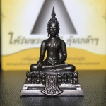 พระพุทธรูปคุ้มเกล้าฯ ภปร.(ใต้ร่มพระบารมี คุ้มเกล้า) 60ปี รพ.ภูมิพลฯ พ.ศ.2552 เนื้อนวโลหะ รมดำ(พิมพ์ใหญ่ขนาด 35.5*24 มม.)