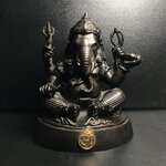 พระพิฆเนศ กรมศิลปากร ปี2547 ขนาดบูชาหน้าตัก 3 นิ้ว โลหะผสมเนื้อดี มีโค๊ดหมายเลขกำกับNo.1737 (1 ใน 5000 องค์)