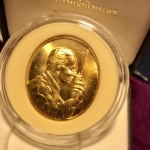 เหรียญที่ระลึกเฉลิมพระเกียรติ พระราชกรณียกิจ ด้านการสื่อสาร กรมไปรษณีย์โทรเลข ปี2539 เนื้อทองคำ (ในหลวงทรงวิทยุ)