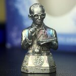 พระบรมรูปพระบาทสมเด็จพระเจ้าอยู่หัวรัชกาลที่ 9(ทรงงาน) ภปร. รุ่นเพราะแผ่นดินนี้คือแผ่นดินเกิด ปี 2551 ขนาดสูง 1 นิ้ว เนื้อเงิน(ผิวเดิมขึ้นสีรุ้งธรรมชาติสวยมาก)(ด้านหน้า ฐานพระบรมรูปฯ ประดิษฐานอักษรพระปรมาภิไธย ภ.ป.ร.)นิยมหายาก(1 ใน 5000 องค์)