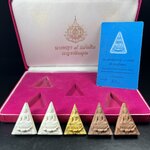 พระสมเด็จนางพญา 9 แผ่นดิน ชุด เบญจรัตนคุณ วัดอรุณราชวราราม จัดสร้างเนื่องในพระราชพิธีมหามงคลรัชกาลที่ 9 เฉลิมพระชนมพรรษา 6 รอบ 5 ธันวาคม 2542 ชุด เบญจรัตนคุณ ชุดหมายเลข ๓๐๖(เลขสวยผลรวมได้ 9 เจริญ9หน้าในทุกด้าน)(ชุดพิเศษพิมพ์กรรมการ 1 ใน 1000 ชุด)หายาก