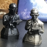 พระบรมรูปพระบาทสมเด็จพระเจ้าอยู่หัว(ทรงงาน)ตราสัญลักษณ์ 80 พรรษา รุ่นเย็นศิระเพราะพระบริบาลปี2550 เนื้อนวโลหะ+พระบรมรูปพระบาทสมเด็จพระเจ้าอยู่หัว(ทรงงาน)ตรา ภ.ป.ร. รุ่นเพราะแผ่นดินนี้คือแผ่นดินเกิด ปี2551 ขนาดสูง 1 นิ้ว เนื้อบรอนซ์ชุบเงินรมดำ(รวม2องค์)