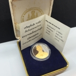 เหรียญที่ระลึก "คามิโอ" เนื้อเงินขัดเงาหน้าทองคำ เนื่องในมหามงคลวโรกาสที่พระบาทสมเด็จพระเจ้าอยู่หัว ครองราชย์ครบ 50 ปี พ.ศ. 2539