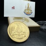 เหรียญตราสัญลักษณ์พระราชพิธีกาญจนาภิเษก สองหน้า เนื้อทองชุบ ขนาด 4 ซม.(เป็นขนาดที่พบเจอน้อยหายากสุดในรุ่น) ที่ระลึกเนื่องในพระราชพิธีฉลองสิริราชสมบัติครบ 50 ปีพ.ศ.2539 จัดสร้างโดยบริษัทการบินไทย (สภาพสวยดุจทองคำพร้อมใบรับรองเดิมกล่องบรรจุครบสมบูรณ์)หายาก