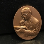 เหรียญรูปหล่อพระบาทสมเด็จพระเจ้าอยู่หัว(ทรงงาน) ภปร.โครงการ เพราะแผ่นดินนี้คือแผ่นดินเกิด เนื้อทองแดงรมดำ ปี2551 รูปวงรี (ขนาด 27 x 35 มม.)