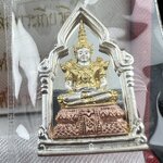 พระพุทธมหามณีรัตนปฎิมากร(พระแก้วมรกต)รุ่น เฉลิมพระเกียรติ วัดพระศรีรัตนศาสดารามราม(วัดพระแก้ว) ปี2543 เนื้อเงินสามกษัตริย์พิมพ์ซุ้มกนกเล็ก สภาพสวยซีนเดิมกล่องครบ