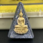 พระกำลังแผ่นดิน พระราชทาน วัดบวรนิเวศวิหาร ปี 2539 พิมพ์เล็กหน้ากากทองคำ (ในหลวง รัชกาลที่ 9 พระราชทานมวลสารจิตรลดา)นิยมหายาก