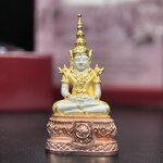 พระแก้วมรกต ภปร.(รุ่นแรก) ปี2545 จัดสร้างในมหาวโรกาส พระบาทสมเด็จพระเจ้าอยู่หัวรัชกาลที่ 9 ครบรอบ 75 พรรษา และฉลองกรุงรัตนโกสินทร์ครบ 220 ปี พิมพ์ลอยองค์ใหญ่ เนื้อเงินบริสุทธิ์ 92.5%(สามกษัตริย์) ขนาด 19*35 มม. พร้อมกล่อง สวยครบสมบูรณ์(องค์หมายเลข ๓๓๘๗)