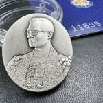 เหรียญ ร.9 เฉลิมพระเกียรติ 72 พรรษา 3 มิติโฮโลแกรม(รุ่นแรก) เหรียญนิเกิ้ลเคลือบเงิน 999(ชุบเงินรมดำ)(ผลิตจากโรงงานกษาปณ์ฮูกานินทร์ ประเทศสวิสเซอร์แลนด์) (สภาพสวยเดิมพร้อมซองบรรจุเดิม)หมายเลข11699(เลขสวย)