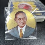 ล็อกเกตในหลวงรัชกาลที่9 ที่ระลึกครบ 25 ปี มูลนิธิศรีรัตนโกสินทร์ วัดสุทธาราม พ.ศ. 2550 พิมพ์ทรงกลมฉากสีทอง หลังปิดแผ่นโลหะสีขาว(สแตนเลส)ฝังพระยอดธง(นิยม)