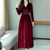 ชุดเดรสสั้นผ้ากำมะหยี่สีแดงเลือดนก คอวีป้าย แขนยาว กระโปรงทรงเอ ตกแต่งเข็มขัดสีดำประดับคริสตัล สวยดูดี SIZE L
