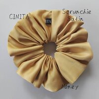 Scrunchie satin ยางรัดผม โดนัท รุ่นผ้าซาตินเนื้อผ้าหนานุ่ม ลื่นสวยหรู SIZE L 15 cm. สี Honey
