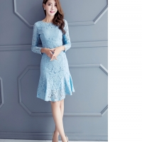ชุดเดรสลูกไม้สีฟ้า เข้ารูป แขนยาว ชายกระโปรงแต่งระบาย แนวสวยหวาน ดูดี SIZE M