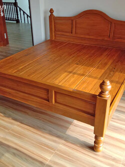 เตียงนอน 6 ฟุต รุ่นโค้งปีกหงส์ ( เต้าเรียบ ท้ายสูง )