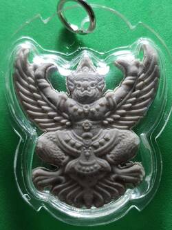 พระเครื่อง พญาครุฑห้อยคอ เลี่ยมกรอบ รุ่น รุ่งเรือง อำนาจ บารมี สีขาว ครุฑ จี้พญาครุฑ ครุฑบูชา