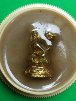 ของเสน่ห์ สีผึ้งอิ่นนั่งกอดกัน สีผึ้งของแท้ สีผึ้งแท้ สีผึ้งมหาเสน่ห์ สีผึ้งทาปาก อิ่น อิ่นคู่รัก อิ่นรัก