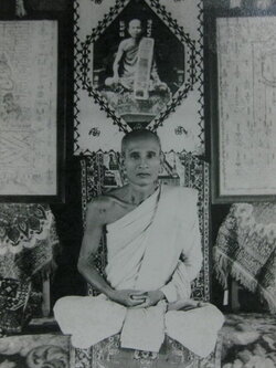 หลวงพ่อซวง อภโย วัดชีปะขาว จ.สิงห์บุรี หลวงพ่อซวง อภโย วัดชีปะขาว จ.สิงห์บุรี (พระวินัยธร) ปาฏิหาริย์สรีระ (หลวงพ่อซวง) พระเกจิแห่งวัดชีปะขาวพระผู้มีพลังจิตอันแก่กล้า ผู้ทรงฉายาเทพเจ้าแห่งเมืองสิงห์บุรี