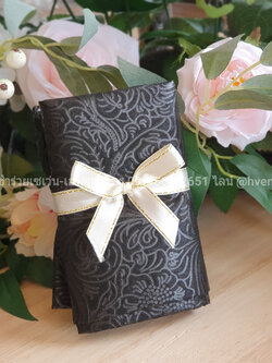 ของชำร่วยงานศพ กระเป๋าผ้าสปันบอนด์สีดำ อัดลายดอกไม้ในตัว