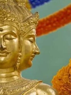 พระพรหมสี่หน้า เป็นเทพเจ้าสูงสุด (ตรีมูรติ) ในคติของศาสนาฮินดู บูชาพระพรหมสี่หน้า ประวัติพระพรหม พระพรหมสี่หน้า บูชาพระพรหม