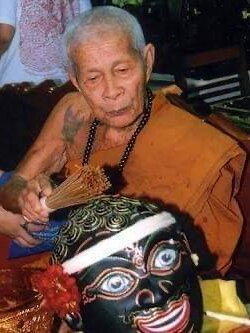 หลวงปู่แดง วัดห้วยฉลองราษฎร์ หลวงปู่แดง เจ้าตำหรับพญาไก่แก้ว หลวงปู่แดง เจ้าตำหรับพญาไก่แก้ว แห่งเมืองลับแล จังหวัดอุตรดิตถ์