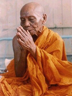 พ่อท่านไข่ วาจาสิทธิ์ วัดลำนาว จ.นครศรีธรรมราช ประวัติพ่อท่านไข่ วาจาสิทธิ์ วัดลำนาว "หลวงพ่อไข่ วาจาสิทธิ์ วัดลำนาว"ท่านนั้นศักดิ์สิทธิ์มาก และจะเป็นไปตามวาจาสิทธิ์ของท่านเสมอ