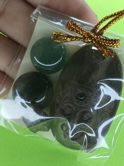 ของชำร่วย พระของชำร่วย ฤาษีตาไฟ ฝังไหลน้ำพี้ ไหลน้ำพี้ ไหลดำ ไหลเขียว ไหลน้ำพี้สีดำ แร่เหล็กน้ำพี้ ฤาษี ฤาษีดัดตน ไหลน้ำพี้สีเขียว