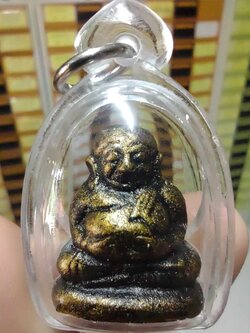 พระสังกัจจายน์ เนื้อแร่น้ำพี้หล่อเร่ซิ่น ทำสีดำทำเก่า อัดกรอบพลาสติกกันน้ำ ขนาดพร้อมกรอบ 4 ซม.