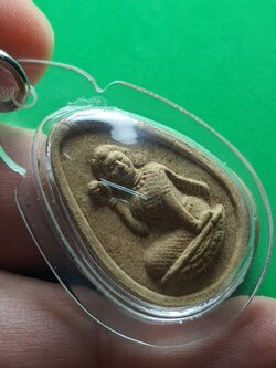 พระเครื่อง นางกวัก เลี่ยมกรอบห้อยคอ นางกวักมหาเสน่ห์แรงๆ นางกวักปุ้มปุ้ย นางกวักจิ๋ว พระแท้ นางกวักบูชาค้าขายสวยๆ แบบโบราณ