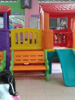 บ้านน้อย 2 ชั้น พร้อมเก้าอี้สนาม