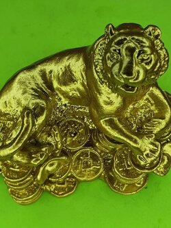 ของป้องกัน นักษัตรปีขาล เสือ เจ้าพ่อเสือ สีทอง กว้าง 3 นิ้ว วัสดุเครื่องราง แร่เหล็กน้ำพี้