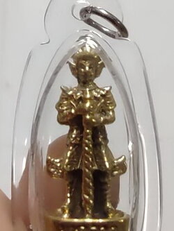 พระเครื่อง ท้าวเวสสุวรรณ สองหน้า หน้าเทพ หน้ายักษ์ เนื้อทองเหลือง อัดกรอบพลาสติกกันน้ำ ขนาด 4 ซม.