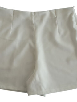 กางเกงขาสั้นเอวสูงขอบเรียบผ้าฮานาโกะ ซิปซ้าย กระเป๋าขวา สีขาว Size S M L XL