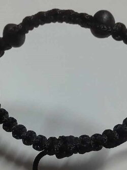 สร้อยข้อมือเชือกผ้าร่มสีดำ แบบร้อยเม็ดประคำแร่น้ำพี้ 2 เม็ด