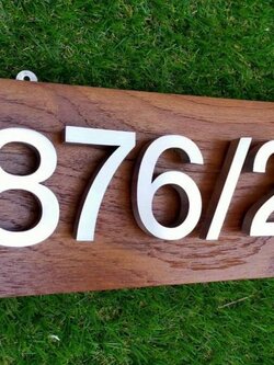 ป้ายอักษรสแตนเลสสีเงินแฮร์ไลน์ ป้ายบ้านเลขที่ รองหลังไม้