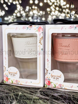 ของชำร่วยงานศพ แก้วน้ำพร้อมหลอดและฝาปิด ปลอกหนังกันร้อน 400ml