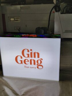 ป้ายกล่องไฟอะคริลิค ขาวขุ่นติดสติ๊กเกอร์รอบด้าน ขนาด 70x50x25cm