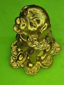 ของป้องกัน ปีนักษัตร ปีจอ สีทอง ปีสุนัข แบบตั้งบูชา หล่อจากแร่ศักดิ์สิทธิ์ แร่น้ำพี้ผสมมวลสาร สร้างจากมวลสาร 9 ชนิด