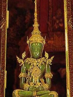 พระแก้วมรกต บูชาพระแก้วมรกต พระพุทธมหามณีรัตนปฏิมากร เปิดบูชาพระแก้วมรกตตั้งบูชาทรงฤดูหนาวฤดูร้อนฤดูฝน