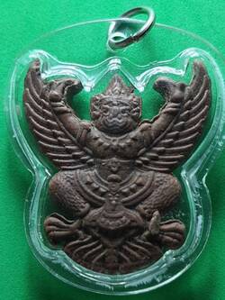 พระเครื่อง พญาครุฑห้อยคอ เลี่ยมกรอบ รุ่น รุ่งเรือง อำนาจ บารมี สีน้ำตาล ครุฑ จี้พญาครุฑ ครุฑบูชา