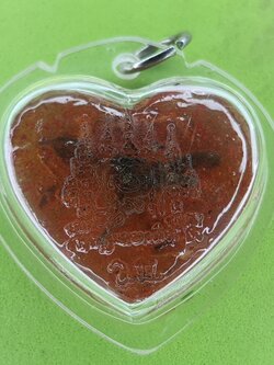 ของเสน่ห์ หัวใจ ดอกเถาหลง ชายใช้ สีแดง อัดกรอบพลาสติกกันน้ำ หัวใจดอกเถาหลงแท้