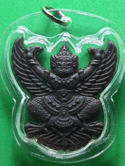 พระเครื่อง พญาครุฑห้อยคอ เลี่ยมกรอบ รุ่น รุ่งเรือง อำนาจ บารมี สีดำ ครุฑ จี้พญาครุฑ ครุฑบูชา