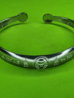 กำไล 12 นักษัตร หลวงปู่ทวด เนื้อสแตนเลส | ของป้องกัน กำไล มี12นักษัตรครบทุกตัว ปีชวดหนู ปีฉลูวัว ปีขาลเสือ ปีเถาะกระต่าย ปีมะโรงมังกรงูใหญ่ ปีมะเส็งงูเล็ก ปีมะเมียม้า ปีมะแมแพะ ปีวอกลิง ปีระกาไก่ ปีจอหมา ปีกุนหมู