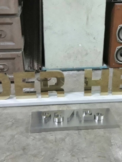 ป้ายอักษรโลหะ