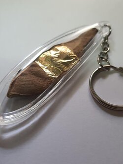 ของเสน่ห์ ฝักกาหลง เล็ก พวงกุญแจเลี่ยมกรอบ พญากาหลงรัง ต้นกาหลง พญากาหลง ว่านกาหลง กาหลง เรียกผัวกลับ เรียกแฟนกลับ หลงรักของเสน่ห์แรงๆ