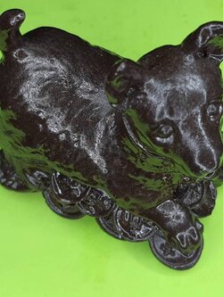 ของป้องกัน ปีนักษัตร ปีจอ สีน้ำตาล ปีสุนัข แบบตั้งบูชา หล่อจากแร่ศักดิ์สิทธิ์ แร่น้ำพี้ผสมมวลสาร สร้างจากมวลสาร 9 ชนิด